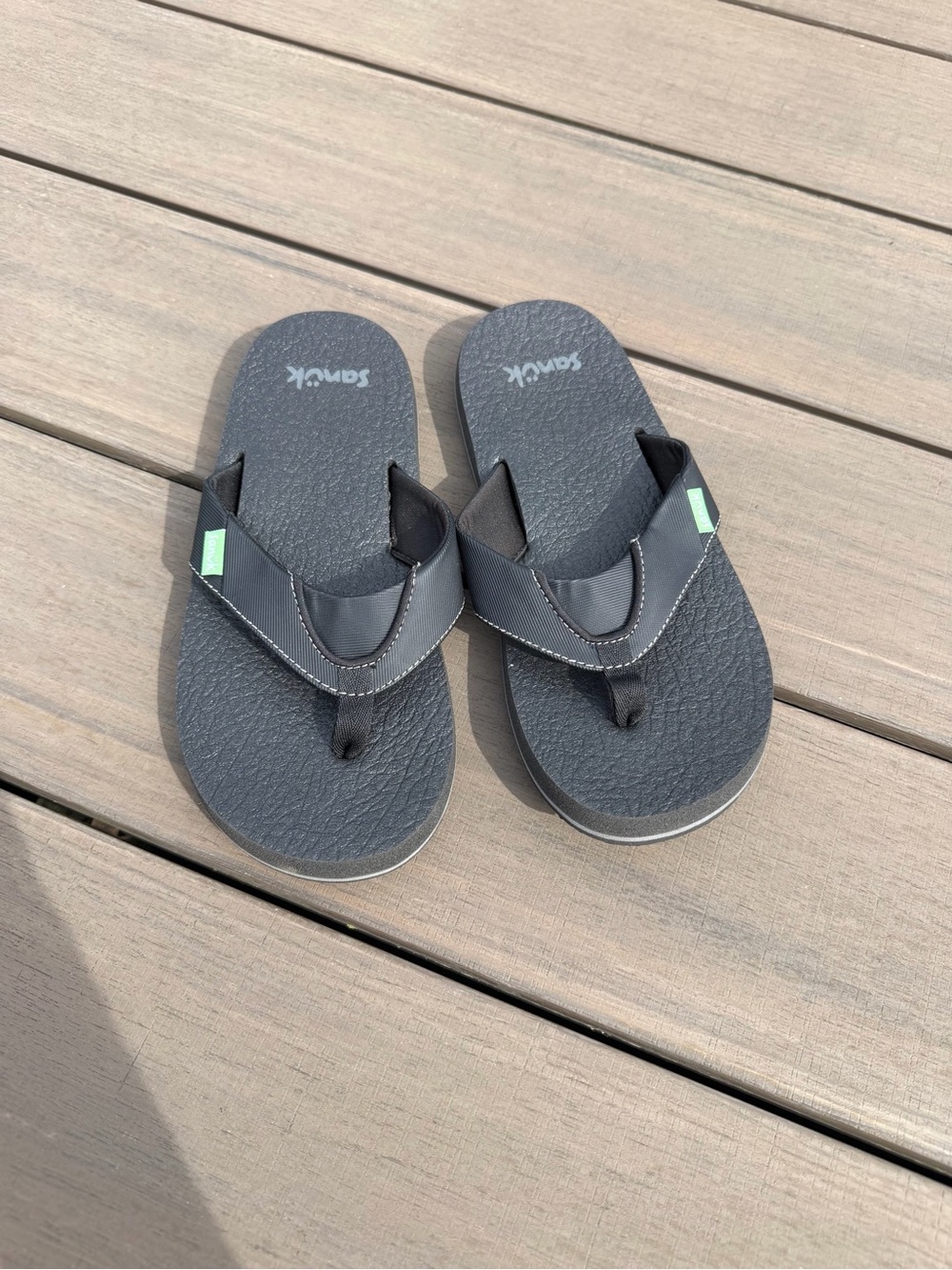Sanuk root beer cozy flip flop sandals USED 1x boys size 4 / 5 Black pool beach
